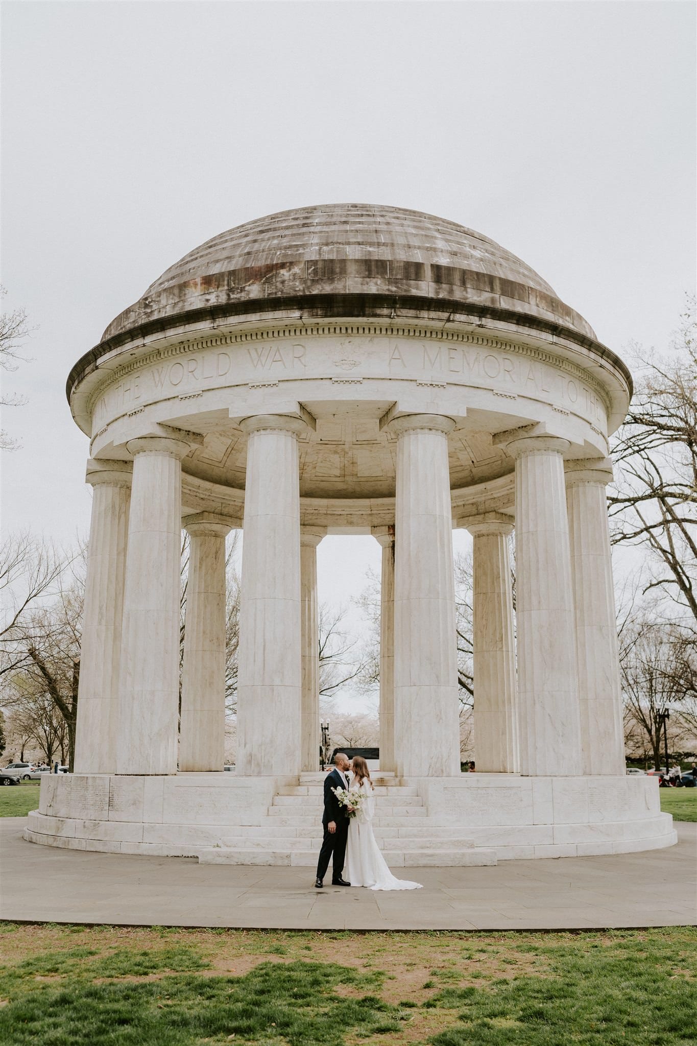 Bride and Groom kissing in front of memorial in dc 